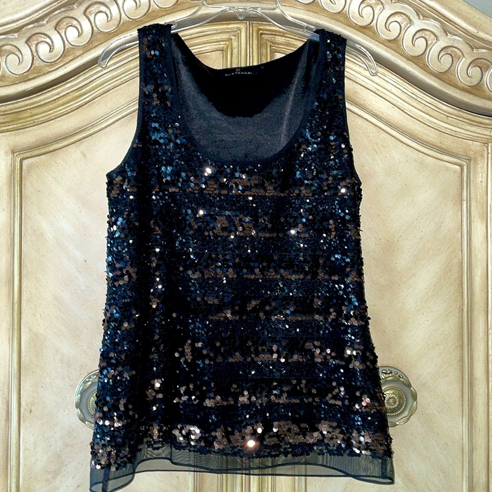 ELIE TAHARI TOP 
Black &Gold sequins 
Fullylined 
With bra traps attached 
NWOT